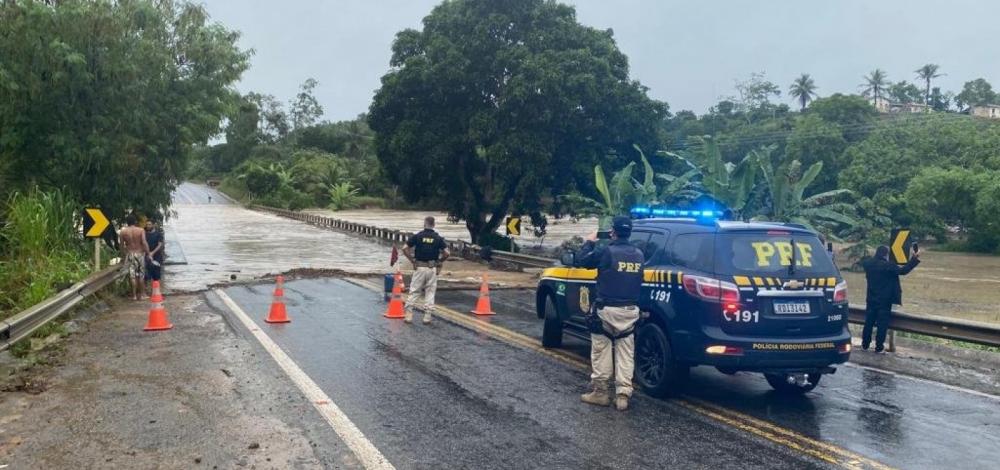 PRF retira interdição de rodovias recuperadas, após enchentes na Bahia