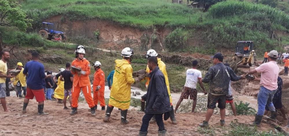 Pelo 4º dia, bombeiros atuam no resgate às vítimas das chuvas no sul da Bahia