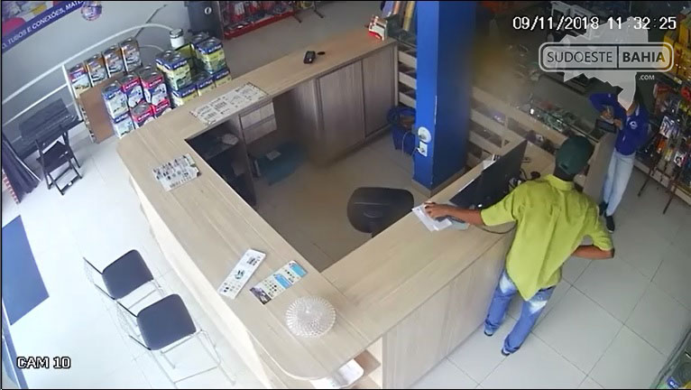 Polícia busca por homem que furtou aparelho celular em comércio no centro de Caetité 