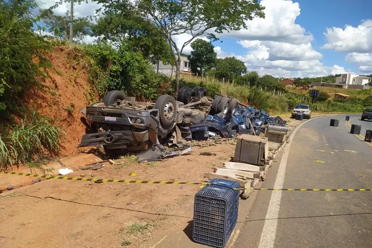 Caminhão carregado com mangas tomba na BR-030, em Caetité