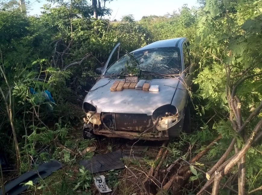 Dupla é presa por tráfico após capotar carro com mais de 4kg de drogas na BR-030, em Palmas de Monte Alto
