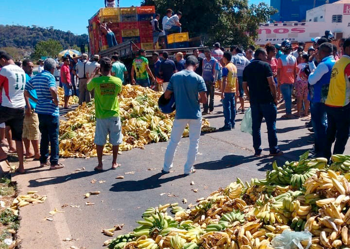 Bom Jesus da Lapa: produtores apoiam greve dos caminhoneiros e protestam  na entrada da cidade