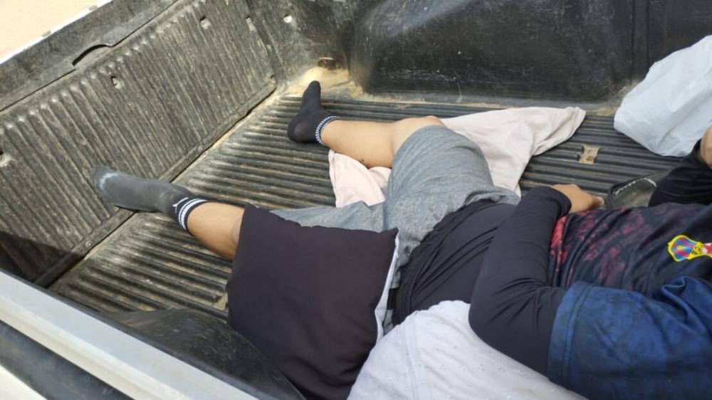 Adolescente com o pé quebrado sendo transportado em carroceria de caminhonete gera revolta em Guanambi 