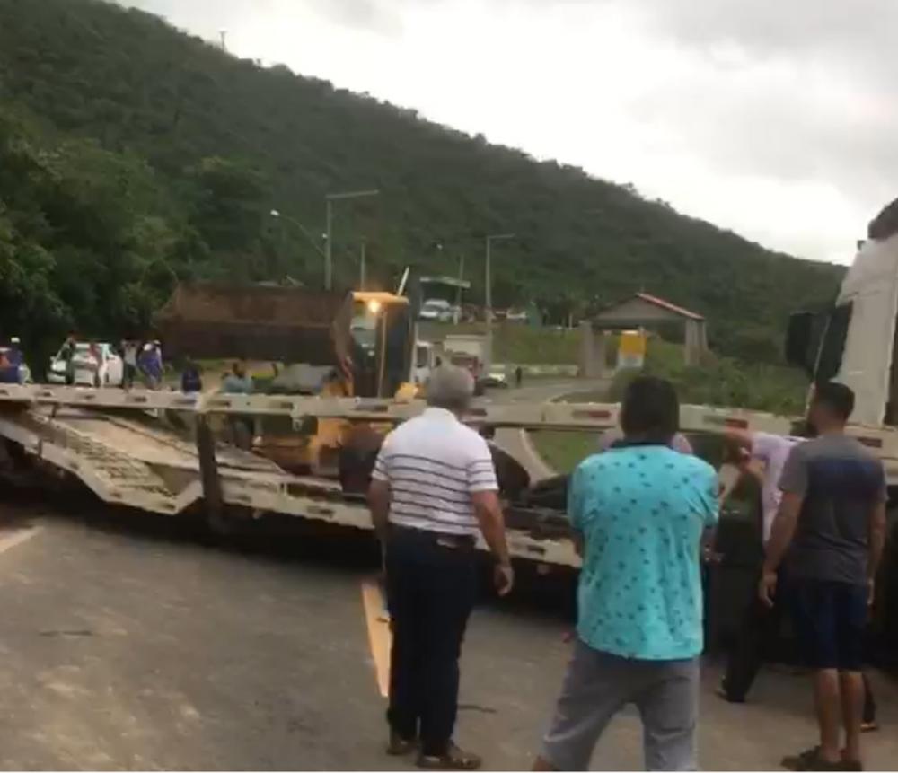 Carreta tomba na BA-824 e impede passagem de veículos na Chapada