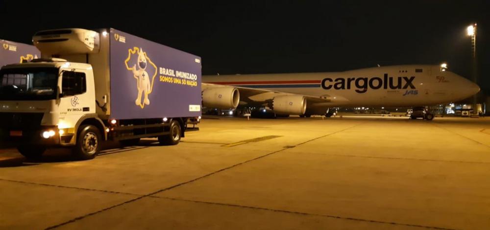 Brasil recebe insumos para produção de 12 milhões de unidades da vacina de Oxford