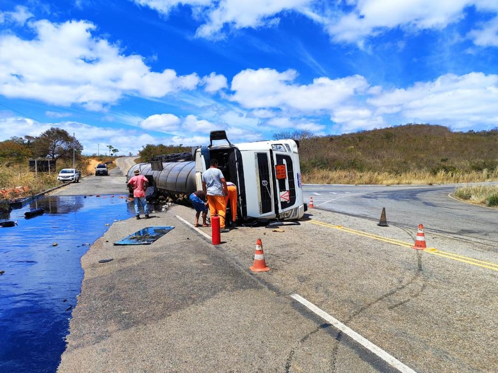 Carreta tomba e interdita parcialmente BA-156, em Licínio de Almeida