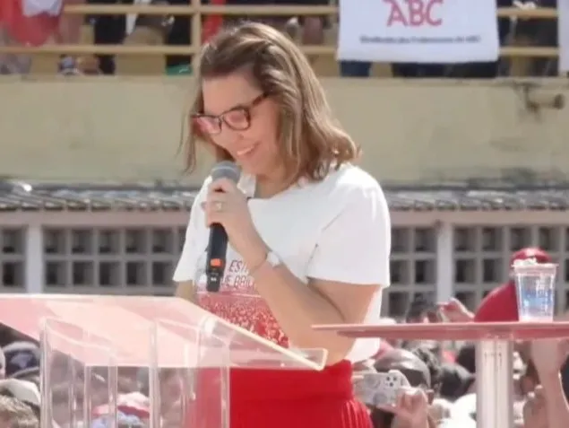 Janja homenageia Marisa e canta para Lula no lançamento da campanha à reeleição