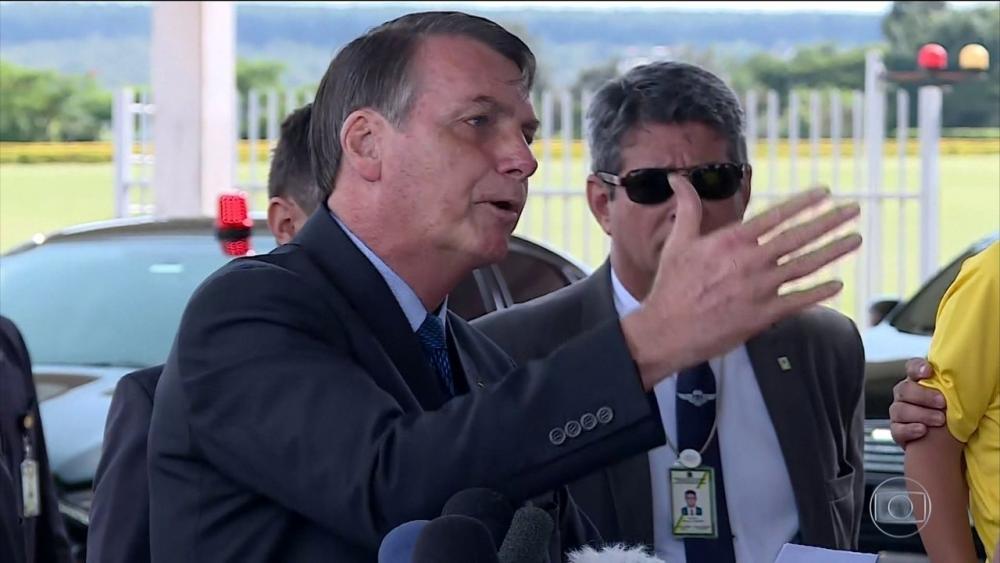 'Não sou coveiro, tá?', diz Bolsonaro ao responder sobre mortos por coronavírus