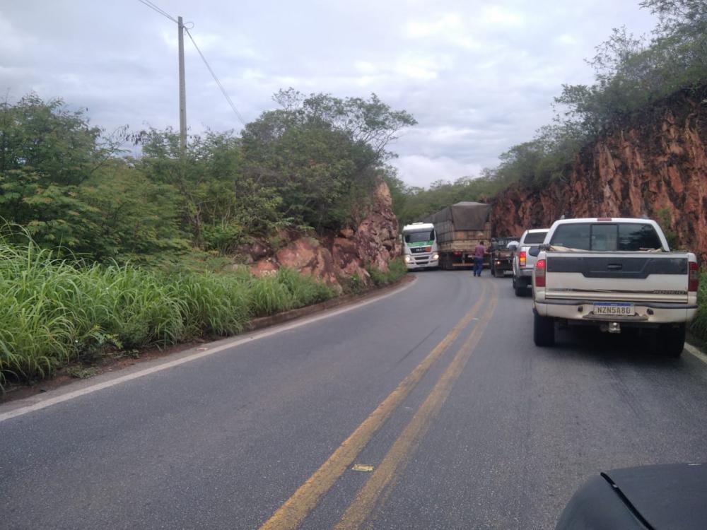 Carretas ficam presas em parte estreita da BR-430, trecho entre Caetité e Igaporã