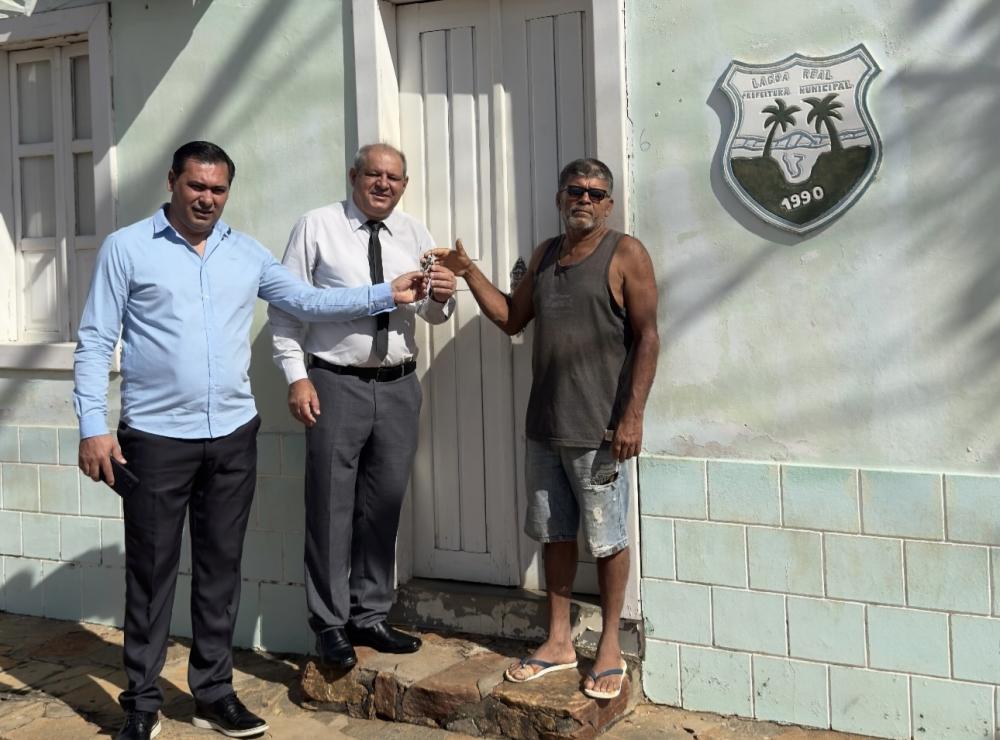 Caos em Lagoa Real: Ex-prefeito abandona município e servidor assume entrega da Prefeitura