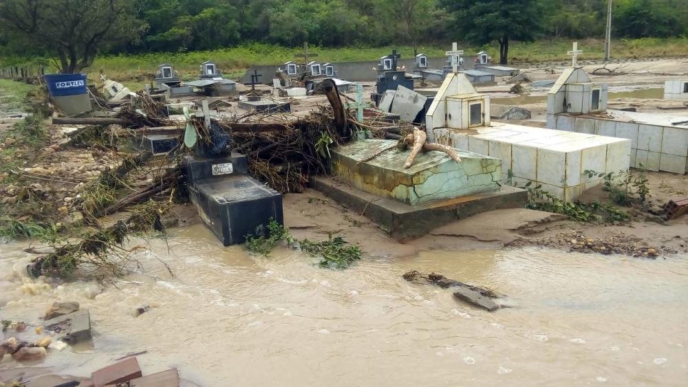 Forte chuva em Condeúba causa vários prejuízos; barragem cedeu e outras sangraram 