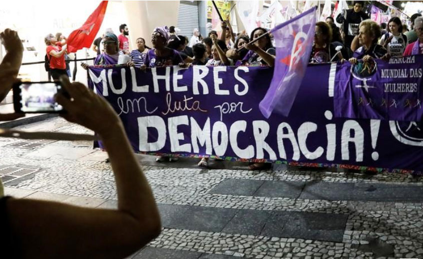 Na esteira do #EleNão, eleitorado feminino impõe "trava" em crescimento de Bolsonaro