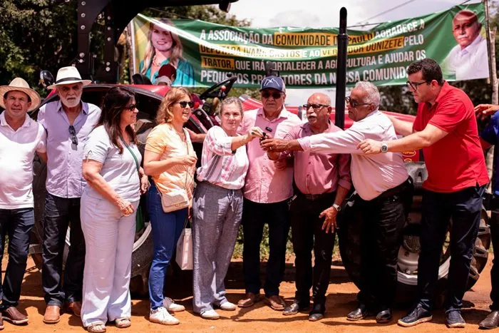 Ivana Bastos entrega tratores para comunidades rurais em Caetité