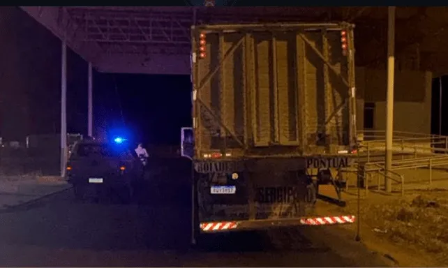 Caminhão com 30 cabeças de gado é interceptado após fugir em Correntina