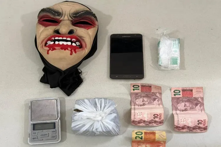 PM apreende mais de 250 gramas de maconha e prende suspeito em Bom Jesus da Lapa