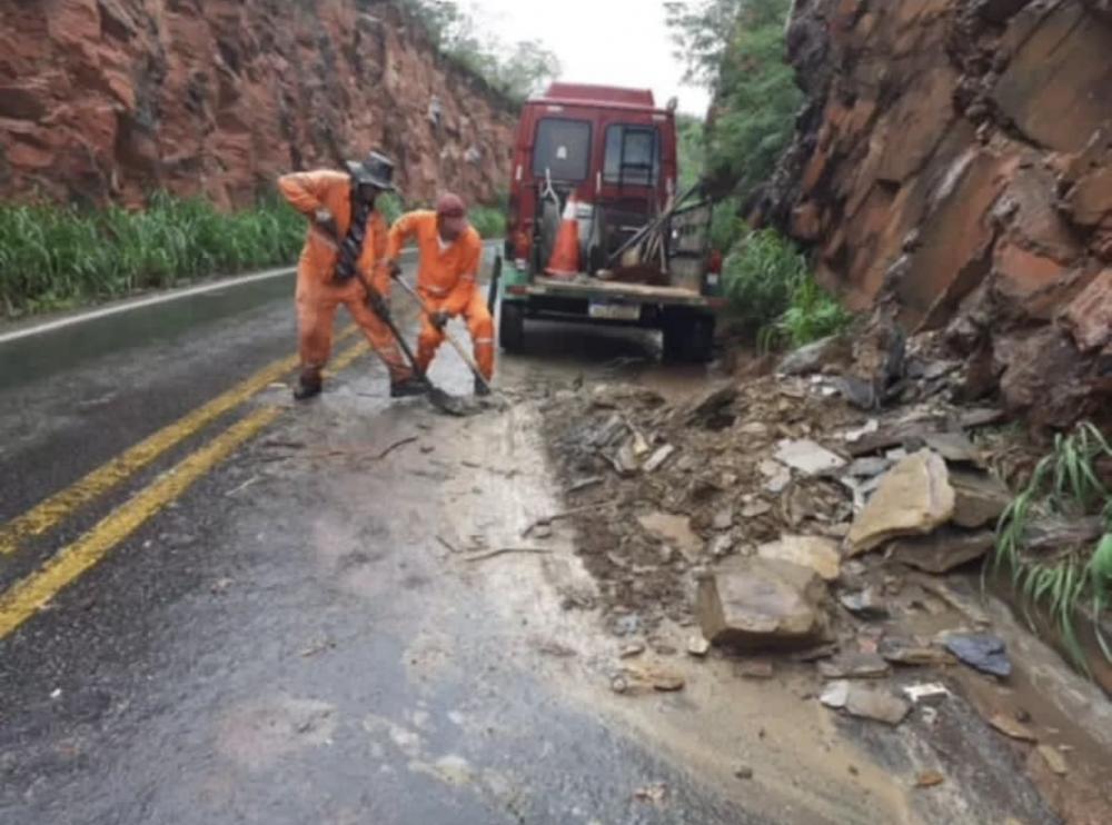 Chuva provoca deslizamento de terra na BR-430, trecho entre Caetité e Igaporã