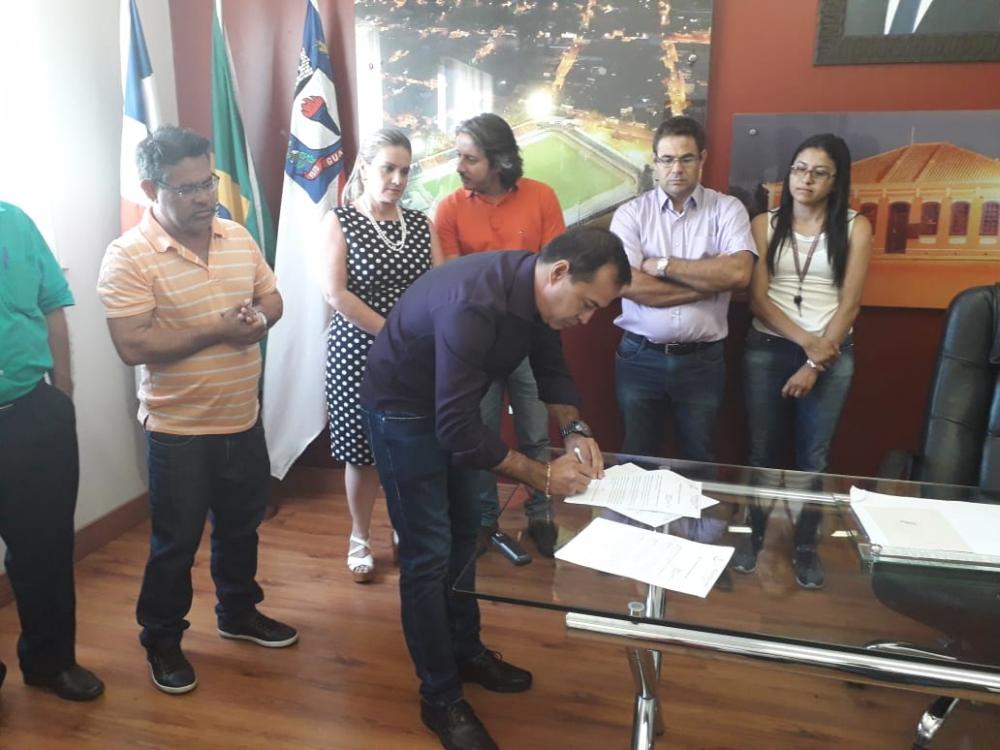 Prefeito em exercício assina Decreto Municipal que regulamenta os serviços de esgotamento sanitário em Guanambi; tarifa de esgoto é taxada em 40%