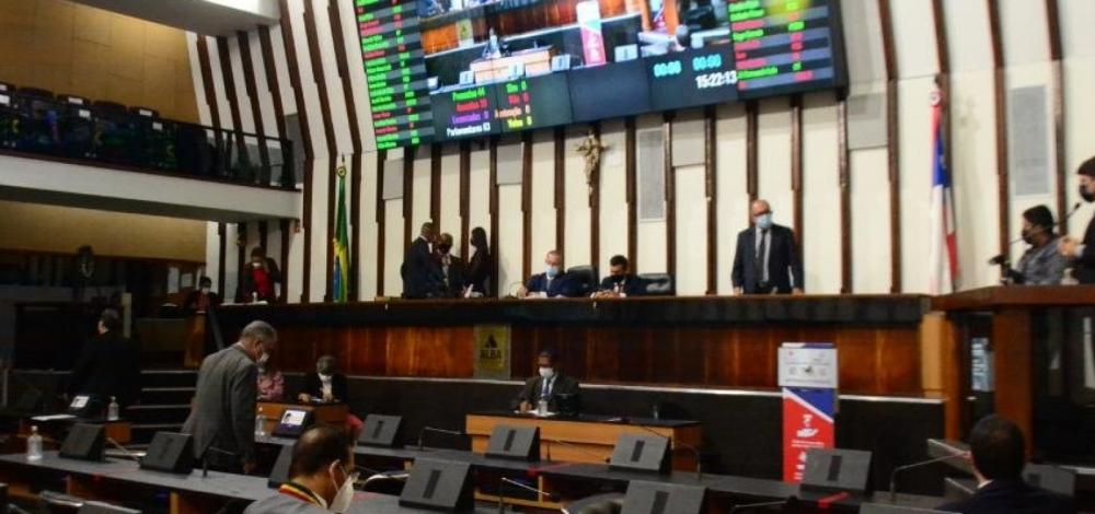 Deputado recolhe assinaturas necessárias para CPI da Coelba na Alba