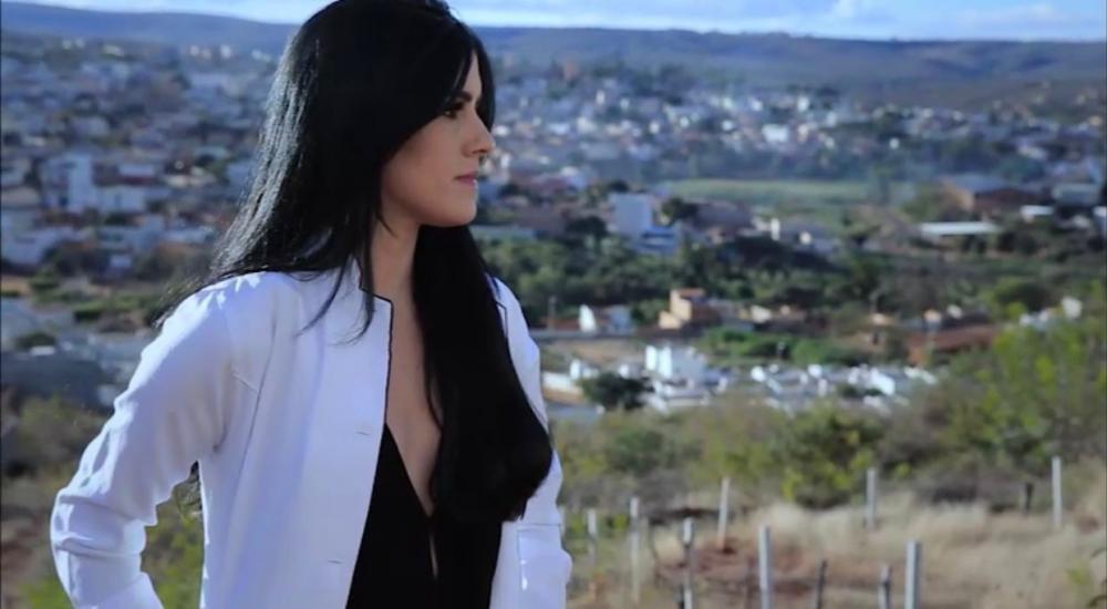 Estudante aprovada seis vezes em instituições particulares de medicina dá início ao curso com ajuda popular