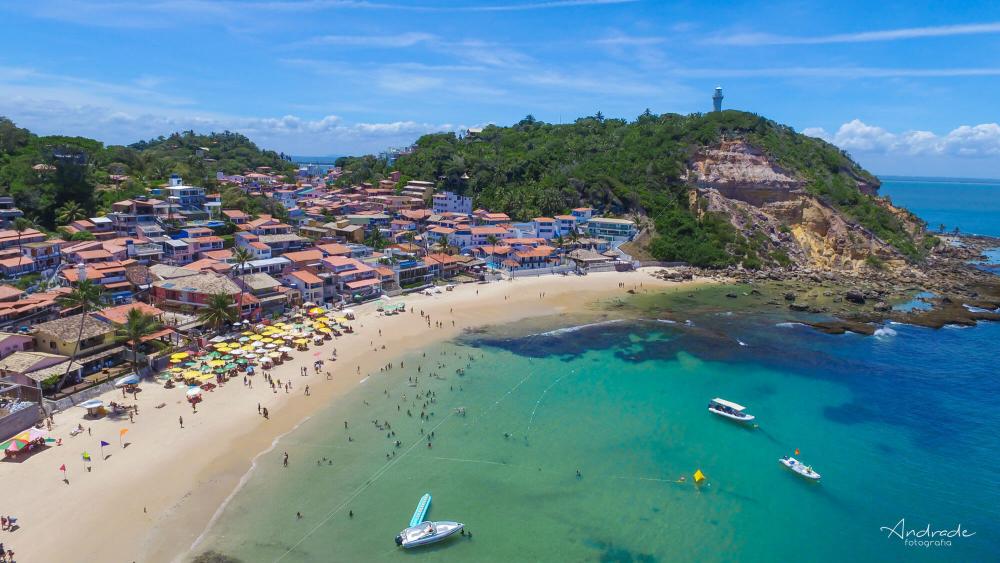 Pousada em badalado ponto turístico da Bahia é invadida por homens armados