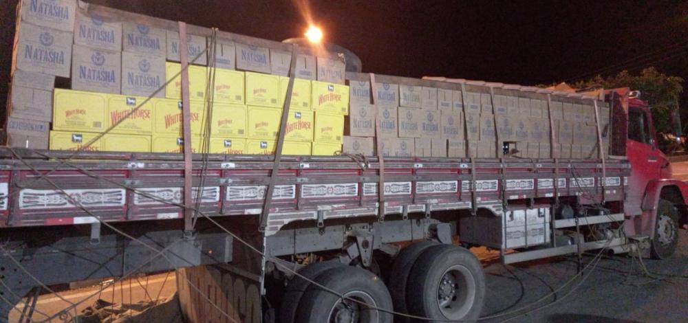 Chapada: PRF apreende 10,2 mil unidades de whisky e vodka com nota fical falsificada