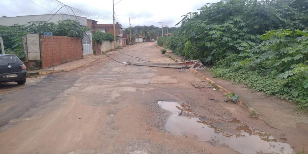 Poste da rede elétrica é derrubado por caminhão em Caetité