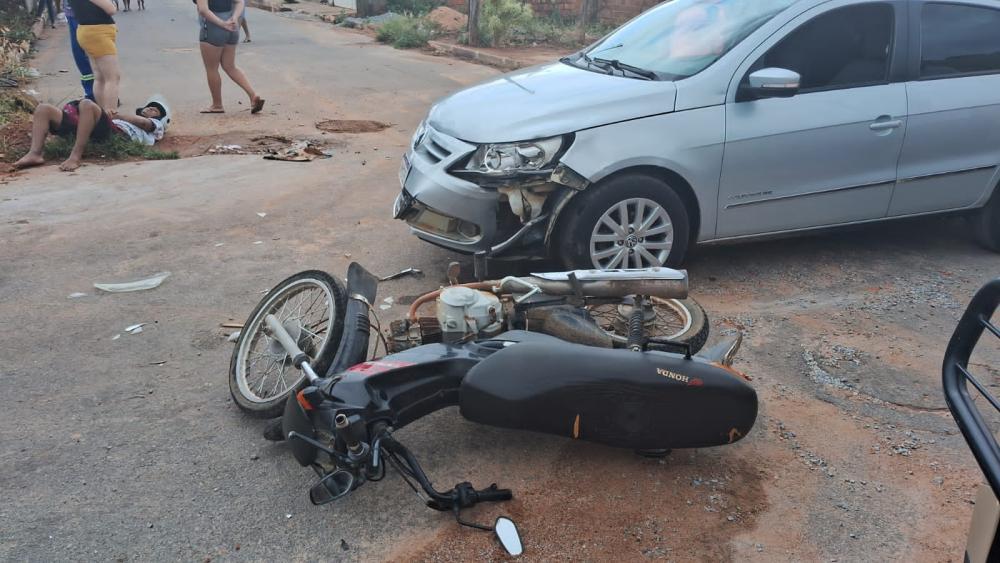 Colisão entre moto e carro deixa adolescente ferido em Igaporã