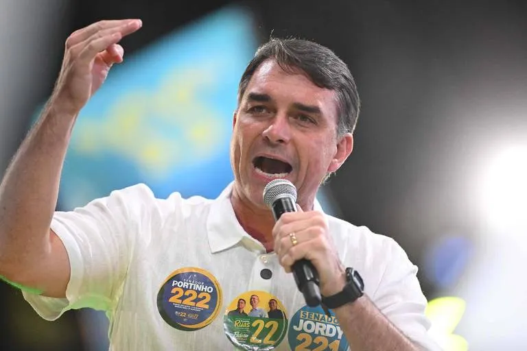 Flávio Bolsonaro diz que Lula é seu único adversário e critica governo durante debate da Band
