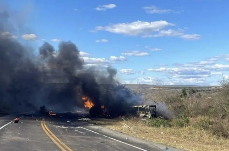 Região: Acidente com três veículos deixa uma pessoa morta e interdita BR-116