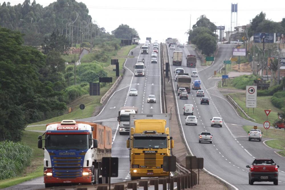 Nova greve fracassa e caminhoneiros continuam em atividade nesta segunda (16)