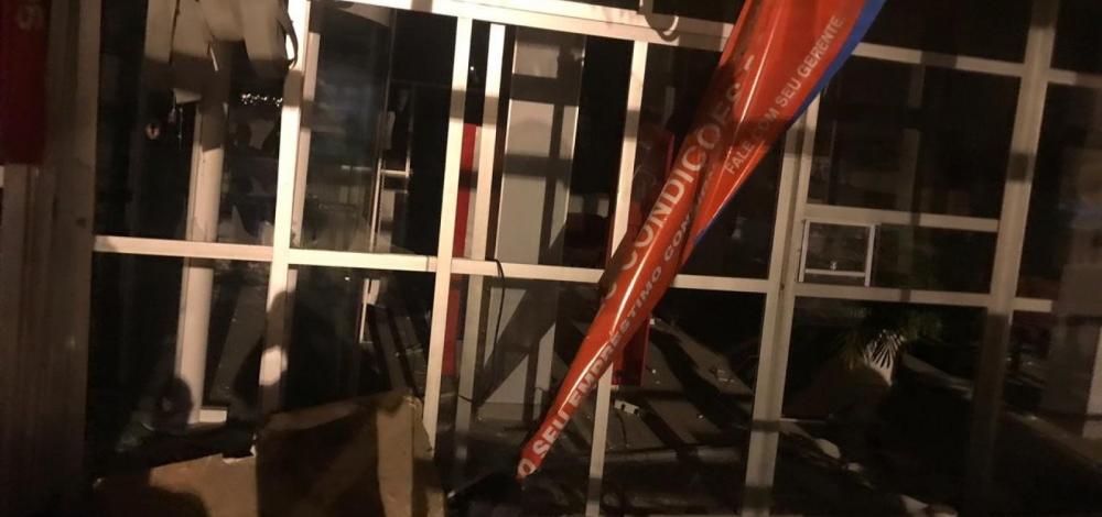Bandidos explodem agências bancárias e tentam roubar joalheria no sul do estado
