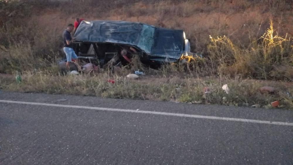 Botuporã: Capotamento na BA-156 resulta em três mortes