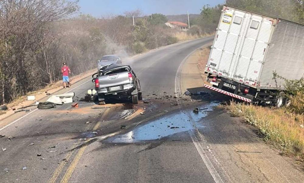 Homem morre em colisão entre caminhão e caminhonete na BR-030, em Lagoa Real