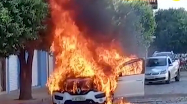 Carro pega fogo em avenida de Livramento 