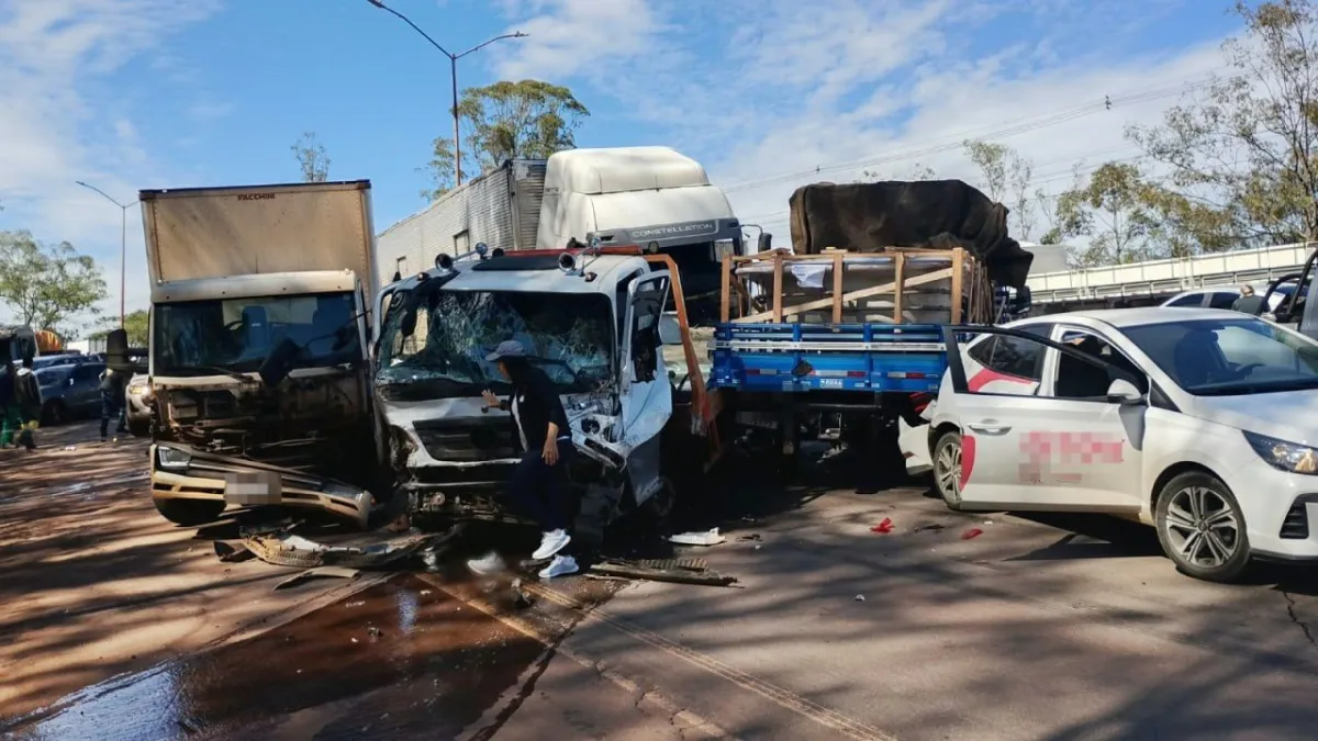Carreta sem freios provoca engavetamento com 20 veículos na BR-040, em MG