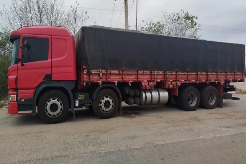 PRE apreende carga de óleo e açúcar sem nota fiscal na BA-026