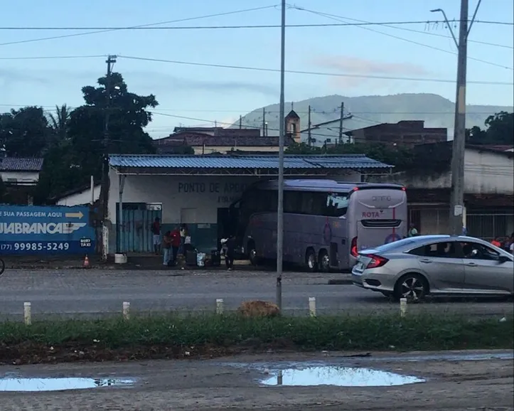 Ônibus invade rodoviária de Itambé e deixa ao menos dois mortos