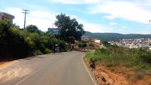 Moradores se arriscam durante travessia na BR-430 em Caetité 