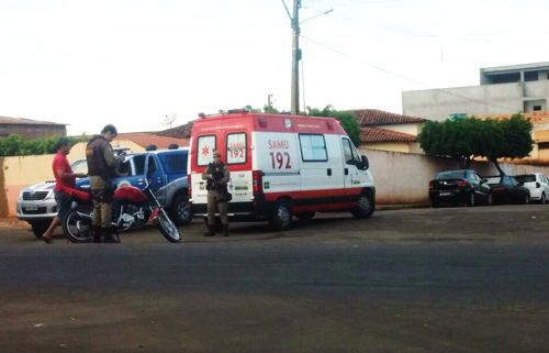 Caetité: Colisão entre moto e automóvel deixa dois feridos no Bairro Buenos Aires