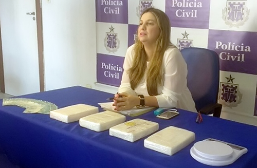 Cocaína “nine-nine”: droga avaliada em R$70 mil é encontrada em parede de casa de traficante