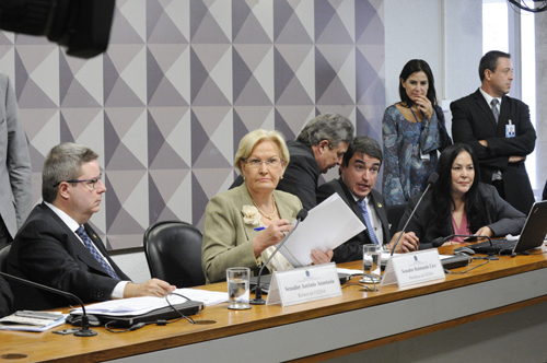 Comissão ouve autores do pedido de impeachment nesta quinta-feira