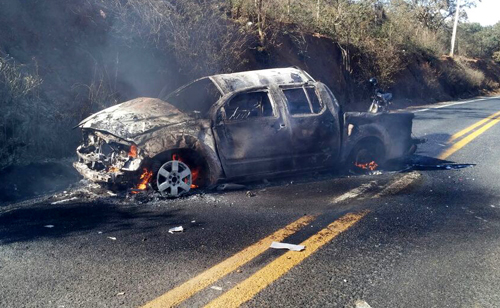 Caetité: Caminhonete capota e pega fogo na BR-430