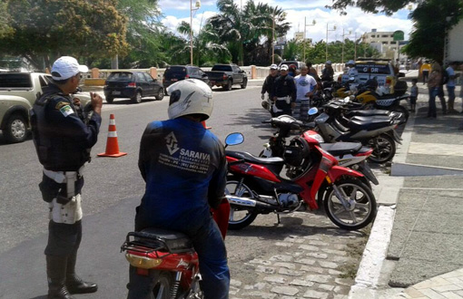 Brasil: Justiça Federal suspende exigência de habilitação para 'cinquentinhas'