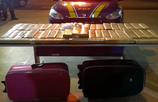 PRF prende mulher que transportava drogas em ônibus