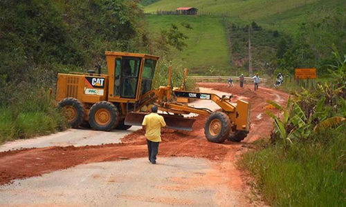 Moradores de cinco cidades do Sudoeste realizam mutirão para tapar buracos na BA 262