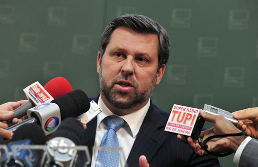 Deputados do PSDB querem fazer pedido de impeachment de Dilma até quarta