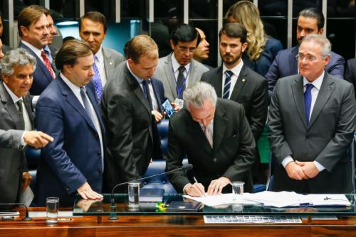 Michel Temer toma posse como presidente e terá mandato até 2018; veja o vídeo