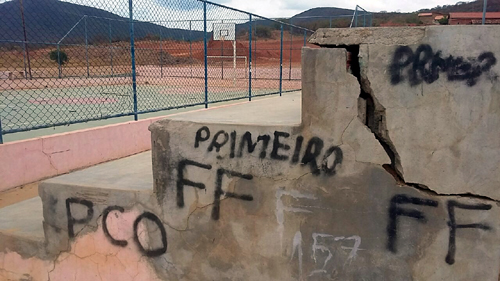 Palmas de Monte Alto: Quadra construída na gestão do ex-prefeito Manoel Rubens está em estado crítico