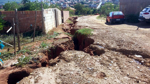 Caetité: buracos, aumento de animais peçonhentos e estruturas de muros abaladas após as chuvas prejudicam moradores da Rua Iracema 