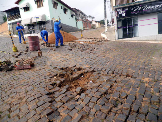 Caetité: Desperdício de água causa revolta na população